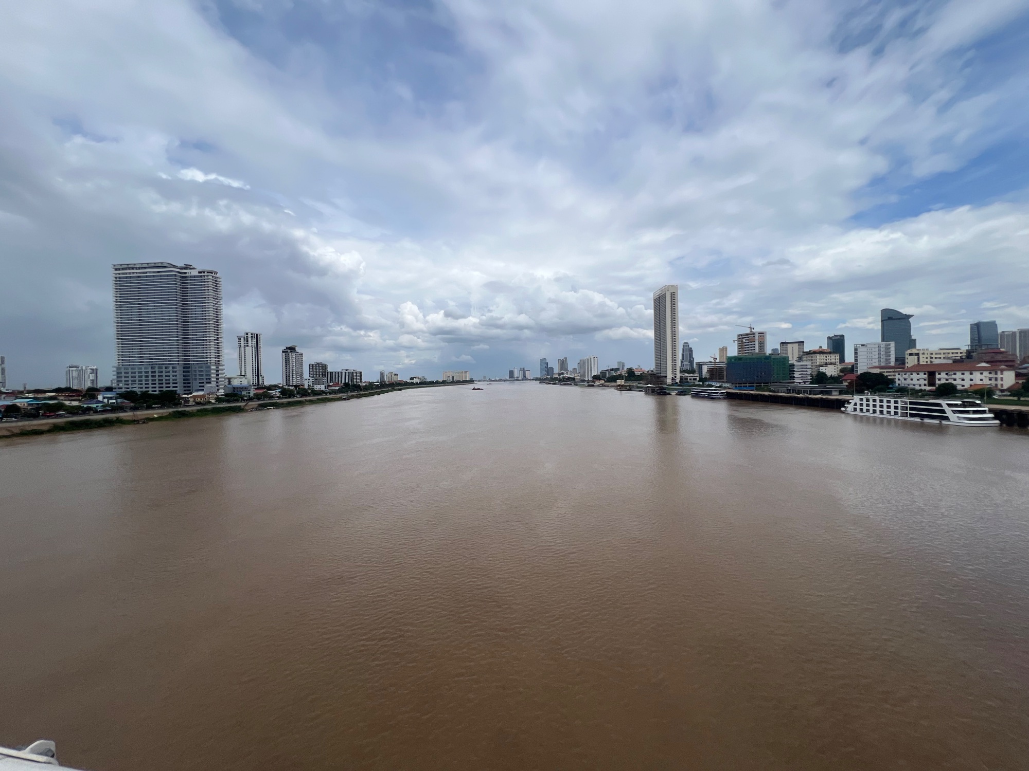 If you thought that's the Mekong River, you'd be mistaken. It is the Tonle Sap. Several hundred meters before flowing into the Mekong..