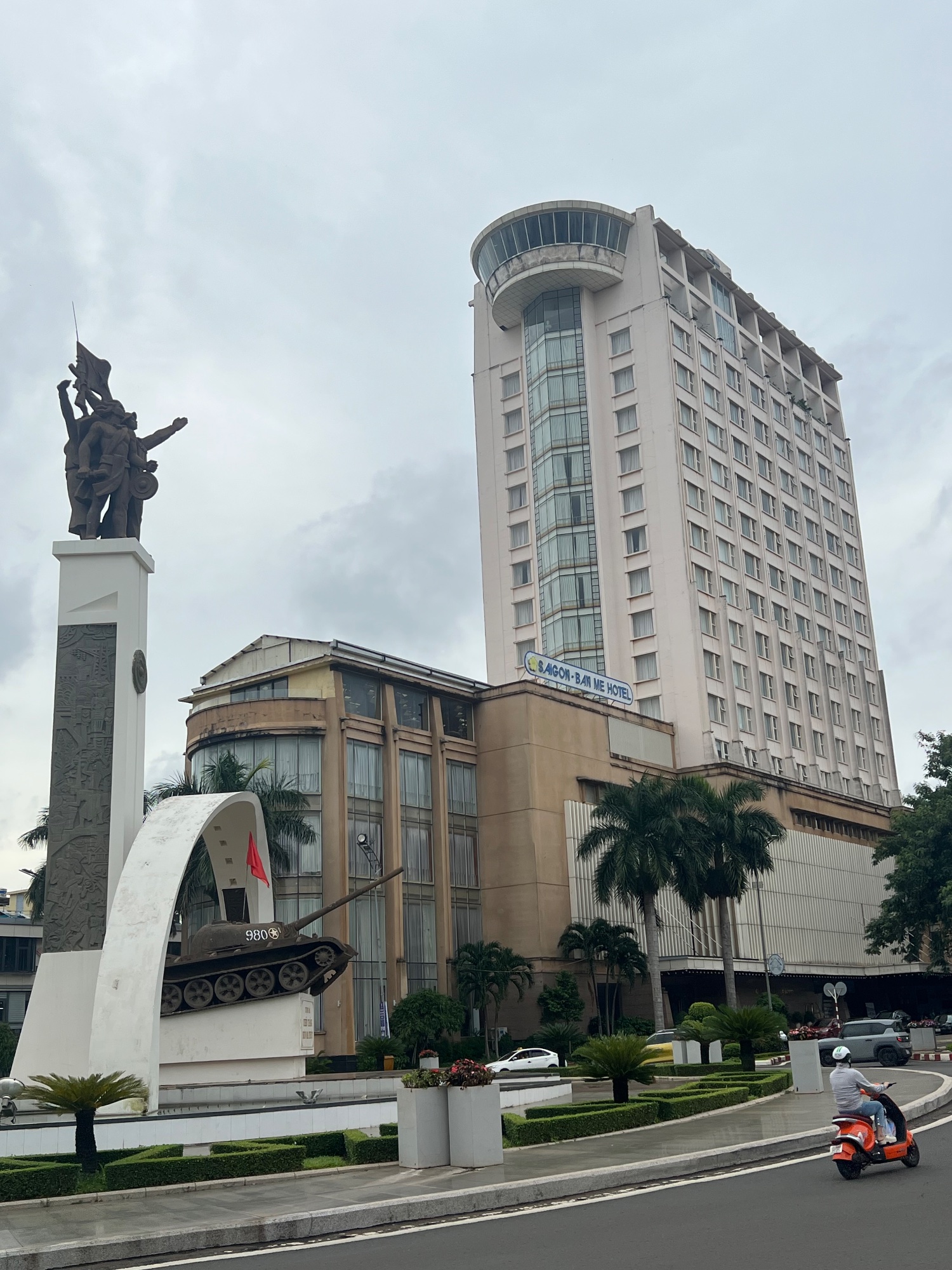 The central intersection features the Victory Monument.