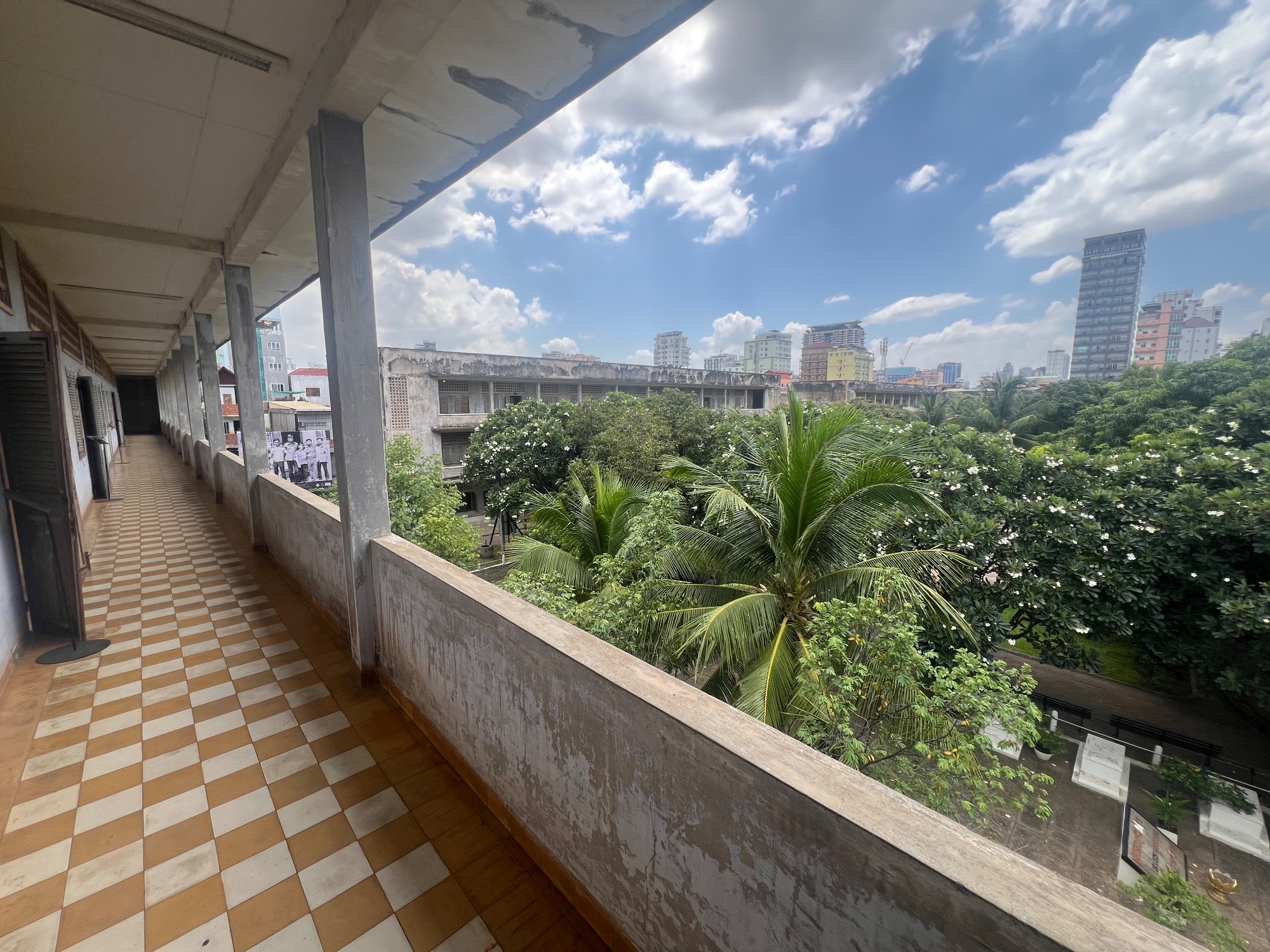 They were no high rise buildings in the 70ies. Outsiders had no chance to peep into the compound. But there were not many outside people to speak of: the population of Phnom Penh was almost entirely evacuated during the first days of the regime.