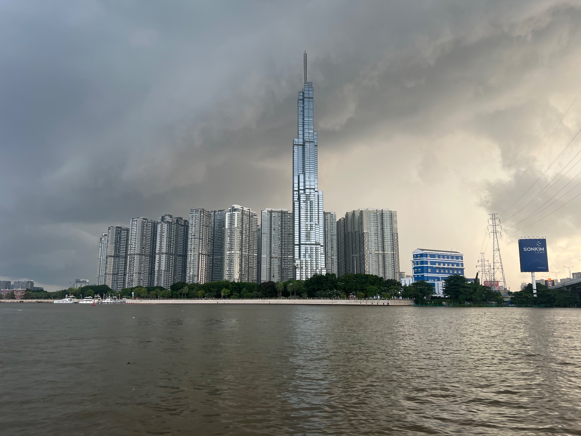 Behold, Landmark 81! With 461 m the tallest building in Vietnam and the 17th tallest building in the world!