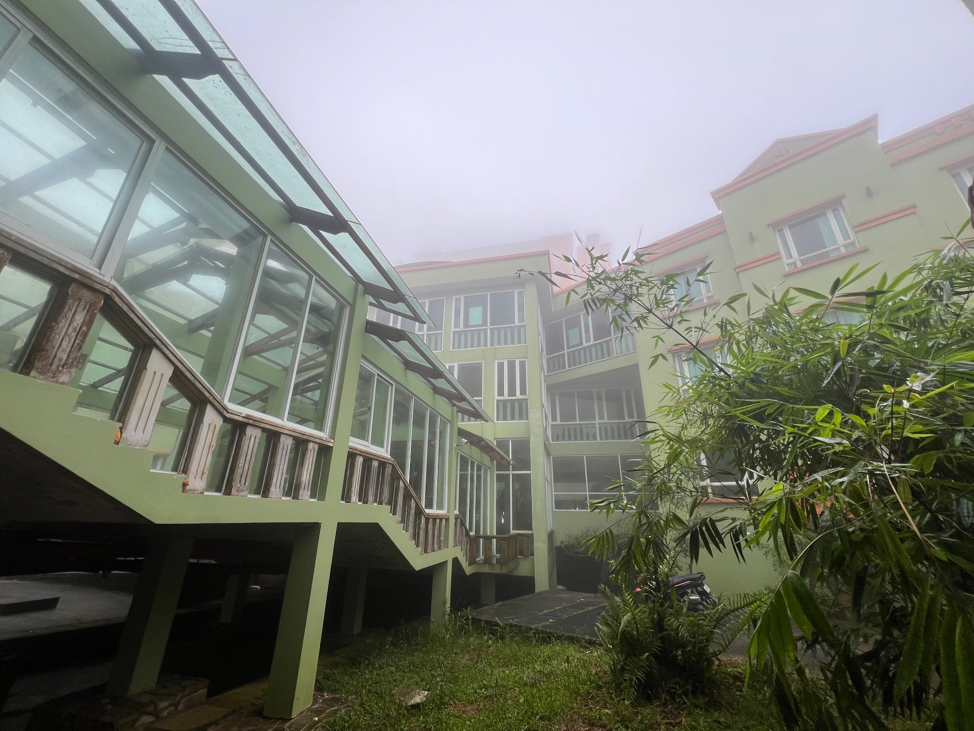 And then there was another hotel complex. Again completely eerie. No guests at all. But also not completely abandoned. I saw someone in a room. weird.